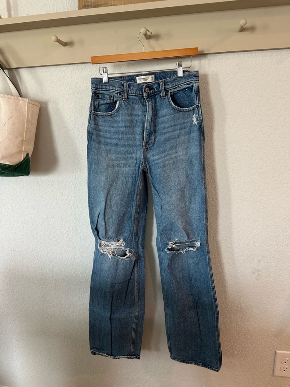 Abercrombie 90’s relaxed Jean Ultra High rise